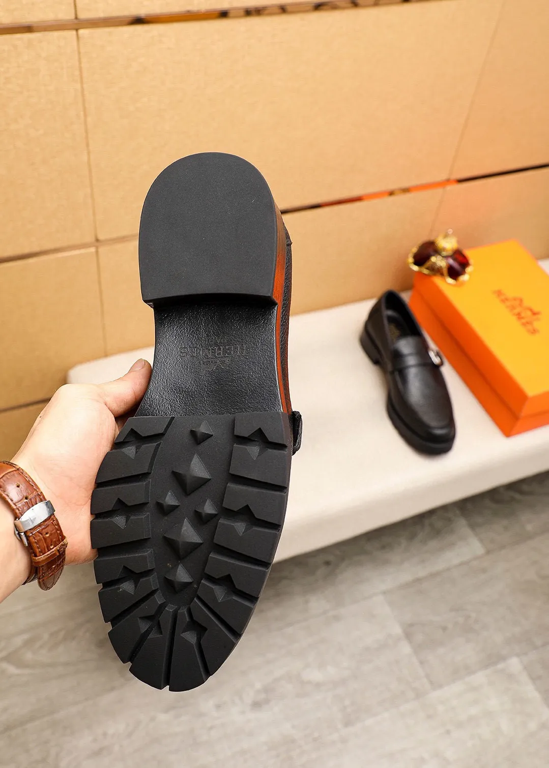 Men's shoes 💰460 💐 Product trademark: HERMES "Hermès" casual leather shoes Regular size: 39-44 (38.45🉑️customized) Product materials: Selected imported first-layer pebbled cowhide leather upper + classic hardware buckle, imported water-dyed 🐂 cowhide lining. Strong three-dimensional visual effect, non-slip and wear-resistant rubber outsole Color: 2⃣️colors available
